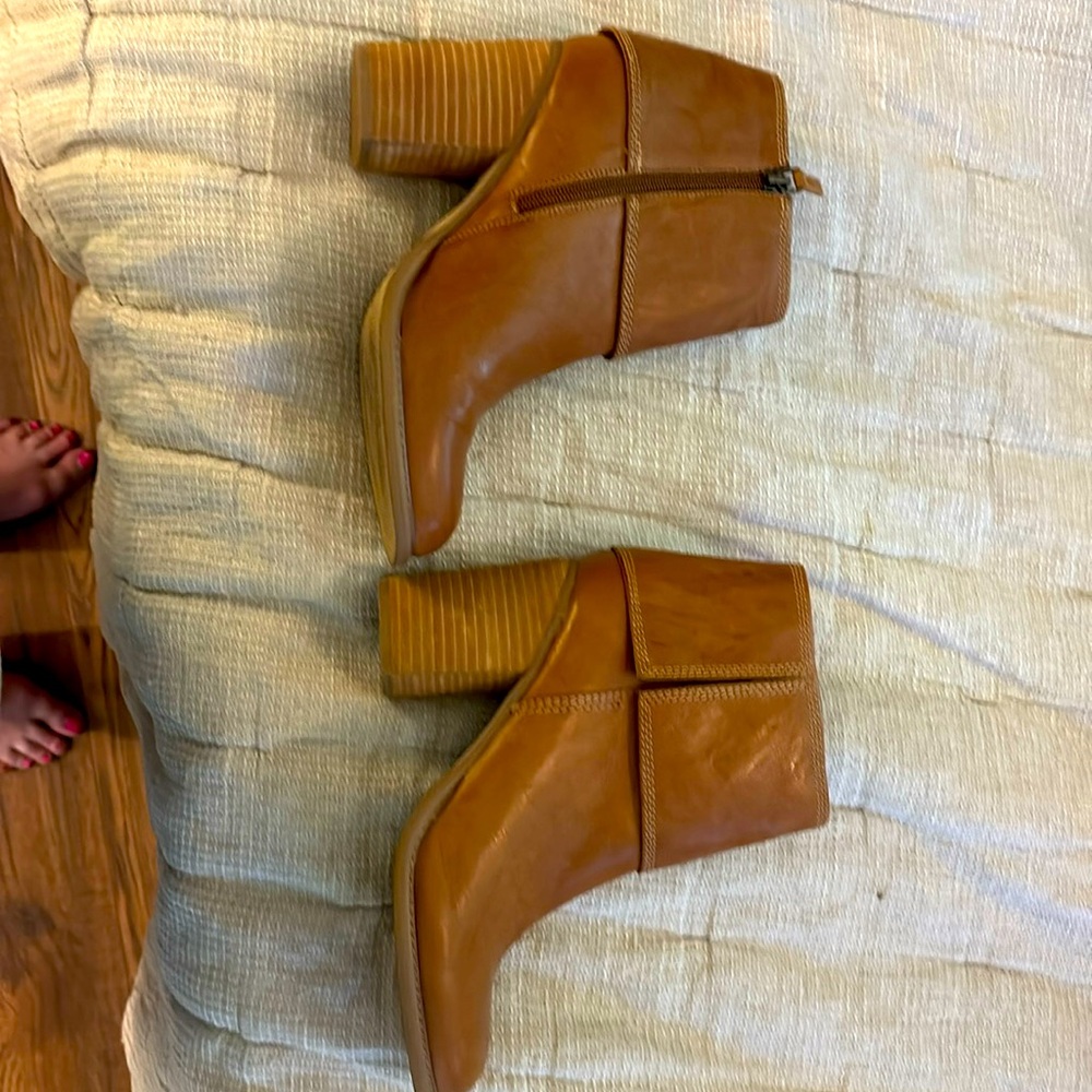 Kelsi Dagger tan leather booties